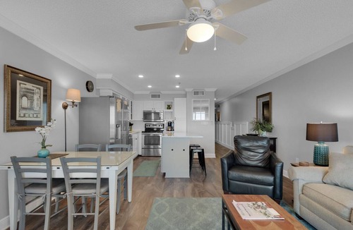 Crystal Beach Condo | BeachFront, Bch Svc, pool, wifi, Kitchen, grill