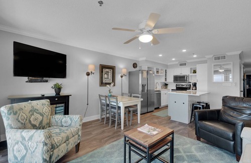 Crystal Beach Condo | BeachFront, Bch Svc, pool, wifi, Kitchen, grill