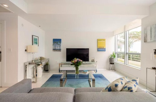 South of Fifth Apartment | Beachfront Bentley Hotel One Bedroom Suite with Balcony and Beach access