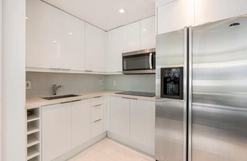 South of Fifth Apartment | Beachfront Bentley Hotel One Bedroom Suite with Balcony and Beach access