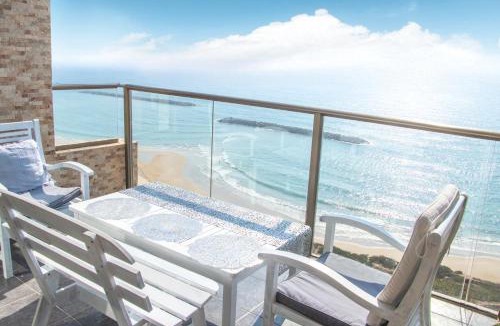 Netanya Apartment | Beachfront Bliss 3 bedroom Privacy