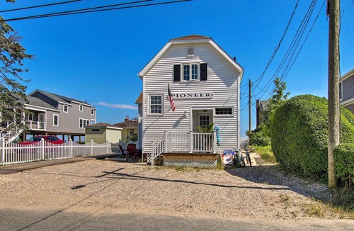 Old Lyme House | Beachfront Bliss , Inviting 3 bedroom + loft at Hawks Nest Beach!