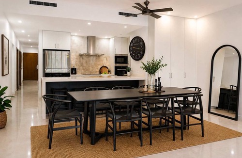 North Ward Apartment | Beachfront Bliss on The Strand 3BR Pool and Parking