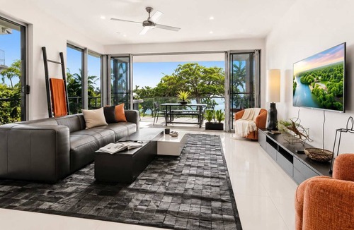 North Ward Apartment | Beachfront Bliss on The Strand 3BR Pool and Parking