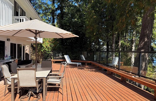 Olympia House | Beachfront Bliss: Private Oyster Beach & Stunning Views