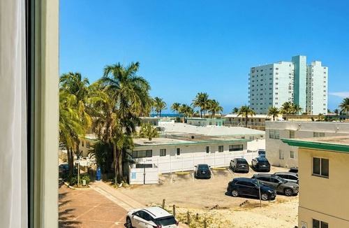 Hollywood Apartment | Beachfront Bliss: Studio with Super Rooftop Pool