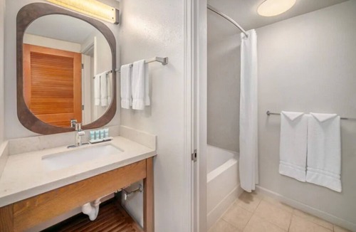Kahului Hotel | Beachfront Bliss: Two Spacious Rooms with Panoramic Ocean Views & Pool