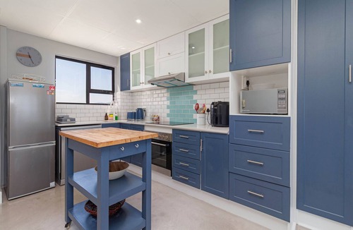 Flora Park Apartment | Beachfront Bliss with Pool & Ocean Views