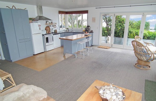 Moeraki House | “Beachfront Bliss with Stunning Sea Views – Perfect for Families & Friends”