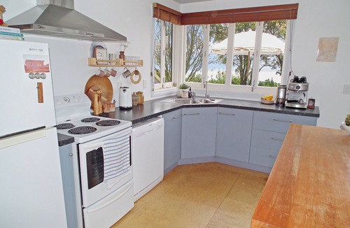Moeraki House | “Beachfront Bliss with Stunning Sea Views – Perfect for Families & Friends”