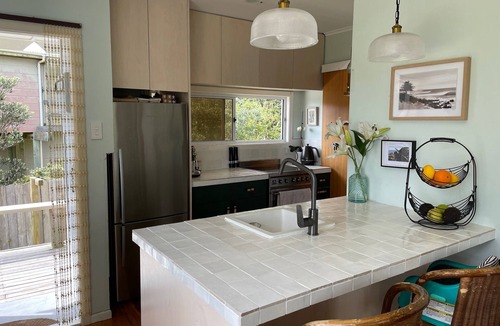 Piha House | Beachfront Bliss with Private Access to North Piha – Cozy Family Home & Sleepout