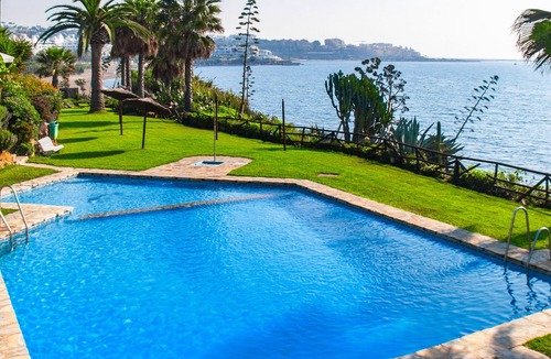 Estepona House | Beachfront Boho Chic I – Colorful Townhouse with Sea Views and Pools
