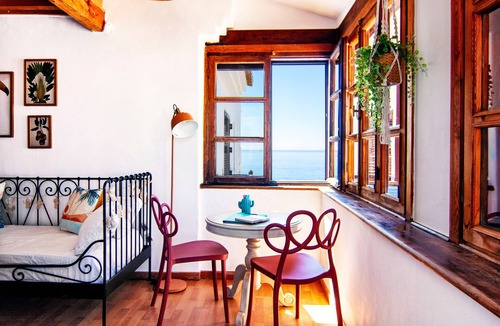 Estepona House | Beachfront Boho Chic I – Colorful Townhouse with Sea Views and Pools