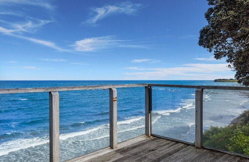 Te Kaha House | Beachfront Breakaway