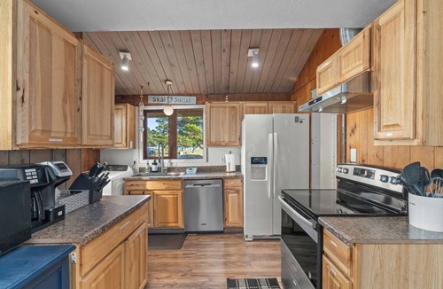 Ocean Shores House | Beachfront Cabin, Downtown, Hot Tub, Fully Fenced!