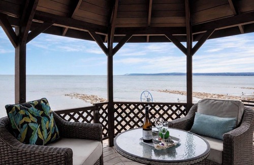 Meaford Cabin | Beachfront Cabin/Georgian Bay Sunsets/Family/25 minutes to all ski hills