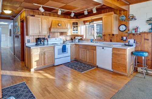 Tillicum Beach House | Beachfront Charmer - Ocean Front