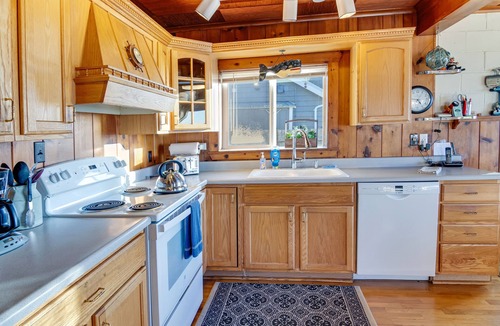 Tillicum Beach House | Beachfront Charmer - Ocean Front