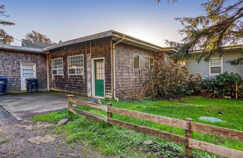 Tillicum Beach House | Beachfront Charmer - Ocean Front
