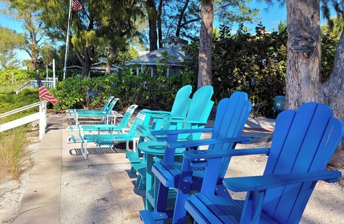 Independence Square Cottage | Beachfront Cottages GARDEN at Beautiful Sandy Shores on Gulf of America