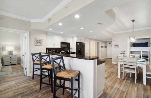 Lower Grand Lagoon Condo | Beachfront condo w/pool & pet-friendly