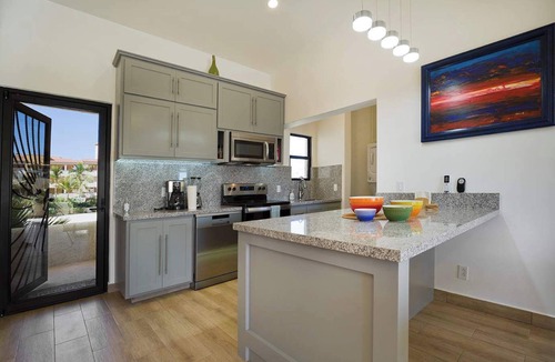Centro Condo | Beachfront Condo with Ocean View & Balcony BBQ