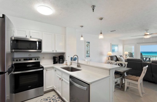 Destin Condo | BEACHFRONT Condo 105, wake up to sunshine. Destin Seafarer