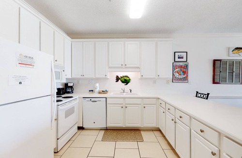 Orange Beach East Condo | Beachfront condo overlooking the Gulf w/pool & sundeck Near dining/shops