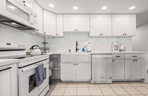 Punaluu Condo | Beachfront Condo with Beach Access & Pool