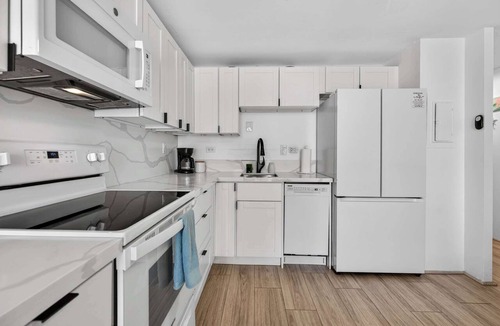 Punaluu Condo | Beachfront Condo with Lanai and View
