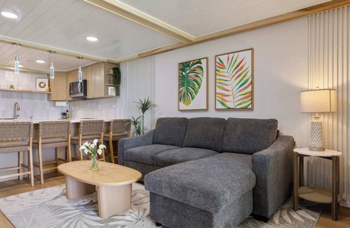 Punaluu Condo | Beachfront Condo with Stunning View