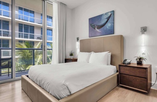 Hollywood Condo | BEACHFRONT CONDO WITH ROOFTOP POOL