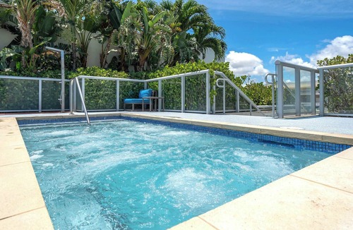 Hollywood Condo | BEACHFRONT CONDO WITH ROOFTOP POOL