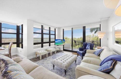 Marco Island House | Beachfront condo with pool and wraparound balcony