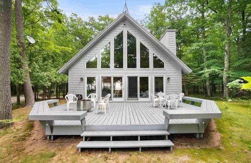 Harbor Springs Cottage | Beachfront Cottage off Tunnel of Trees