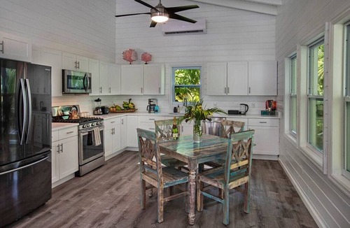 Estate Hull Cottage | Beachfront Cottage #7