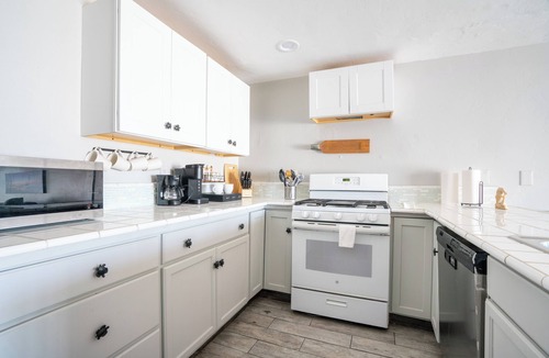 Townsite Cottage | BEACHFRONT COTTAGE LOWER UNT ON THE STRAND IN OCEANSIDE, TWO-BED AND ONE-BATH