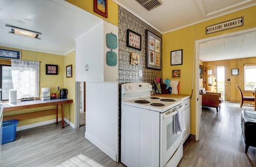 Seaside Cottage | Beachfront Cottage on Seaside Promenade w/Hot Tub