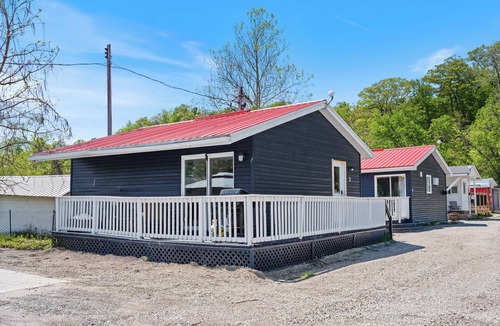 Turkey Point Cottage | Beachfront Cottage - Turkey Point (FREE PONTOON/SEADOO RENTAL INCLUDED)