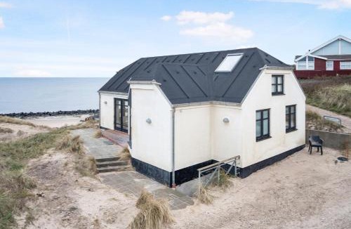 Lonstrup House | Beachfront Cottage With Panoramic View