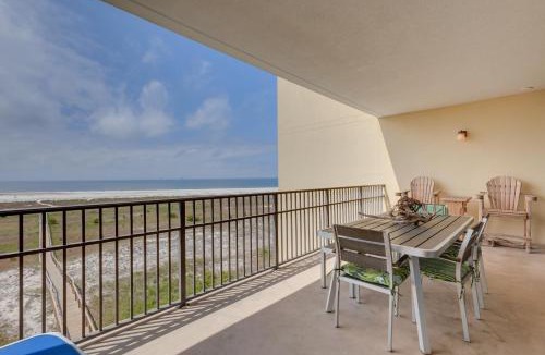 Dauphin Island House | Beachfront Dauphin Island Condo w/2 Pools & Sauna