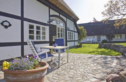 Neuendorf Apartment | Beachfront idyll by the sea, private bathing area - Gutshof Ostseeblick FeWo 03