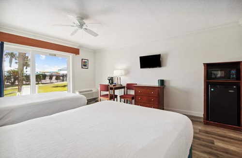 Neptune Beach Hotel | Beachfront Delight: Two Pet-Friendly Rooms with Outdoor Swimming Pool