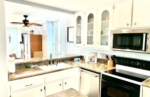 Townsite Cottage | Beachfront End-unit Cottage with whitewater ocean views and private entrance