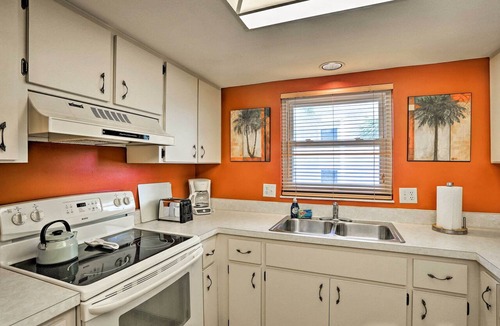 Englewood Condo | Beachfront Englewood Condo w/Community Pool!