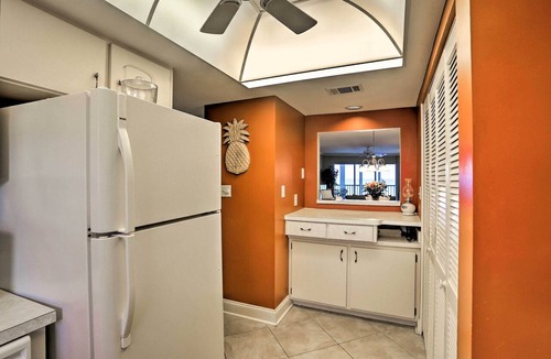 Englewood Condo | Beachfront Englewood Condo w/Community Pool!