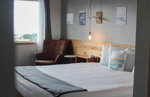 Long Beach Hotel | Beachfront Escape in Long Beach! 2 Comfortable Units, Indoor Pool, Free Parking!