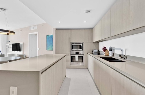 Hollywood South Central Beach Condo | Beachfront Escape Pool, Gym & Stunning Views 30th floor
