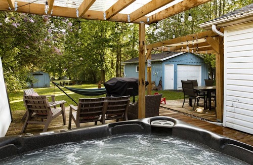 Marmora Cottage | Beachfront escape w/hot tub, games garage, water toys, firepit. Family Friendly