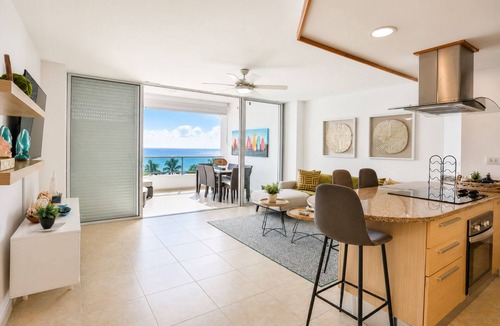 Villas Del Mar Apartment | Beachfront| Full Kitchen| FastWifi | Infinity Pool